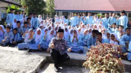 Wakil Wali Kota Padang Maigus Nasir bersama para siswa saat meresmikan Kelas Digital SMPN 32 Padang di Kelurahan Lubuk Minturun, Kecamatan Koto Tangah, Kamis (5/2/2026). (Foto: Prokopim Padang)