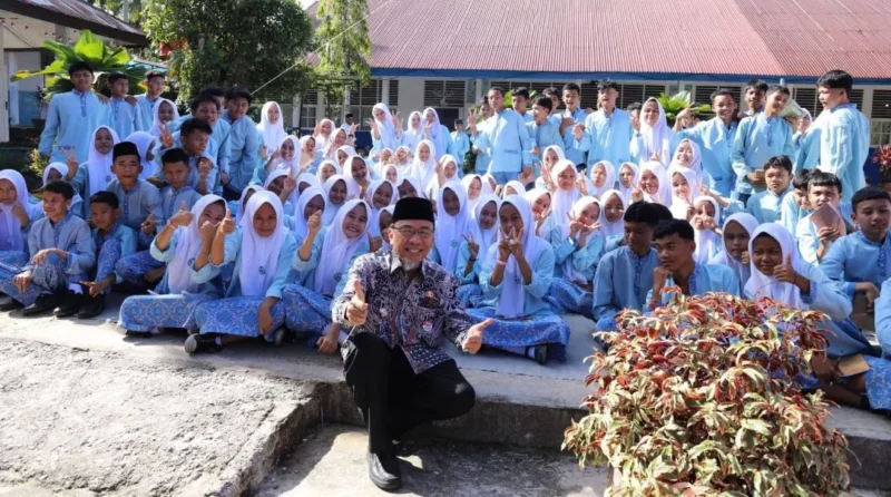 Wakil Wali Kota Padang Maigus Nasir bersama para siswa saat meresmikan Kelas Digital SMPN 32 Padang di Kelurahan Lubuk Minturun, Kecamatan Koto Tangah, Kamis (5/2/2026). (Foto: Prokopim Padang)