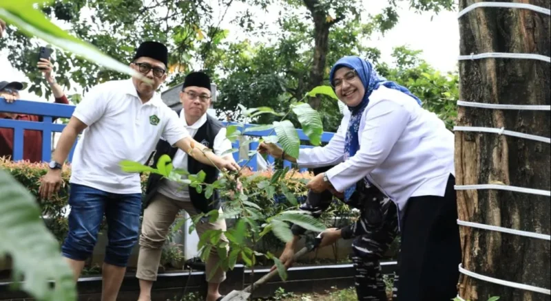 Kemenag menggelar Gerakan Bersama Bersih-Bersih Masjid (Geber Masjid) secara nasional, Senin (16/2/2026). (Foto: Kemenag)