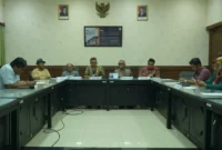 Ketua YPTP Ampri Satyawan memberikan keterangan pers terkait pergantian Rektor ITP, Selasa (24/2/2026). (Foto: Humas ITP)