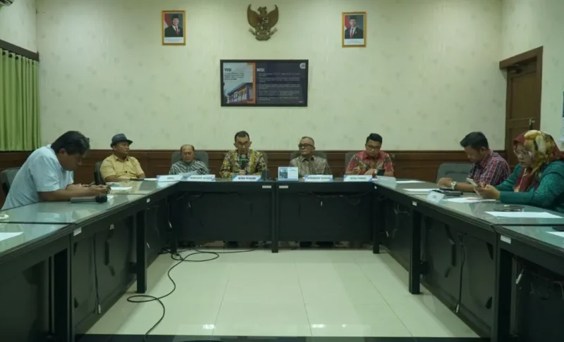 Ketua YPTP Ampri Satyawan memberikan keterangan pers terkait pergantian Rektor ITP, Selasa (24/2/2026). (Foto: Humas ITP)