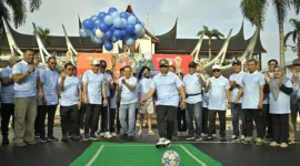 Gubernur Sumbar Mahyeldi Ansharullah menghadiri kick-off penyiaran Piala Dunia FIFA World Cup 2026 oleh TVRI Sumbar di Jalan Sudirman, Kota Padang, Minggu (1/2/2026). (Foto: ADPSB)