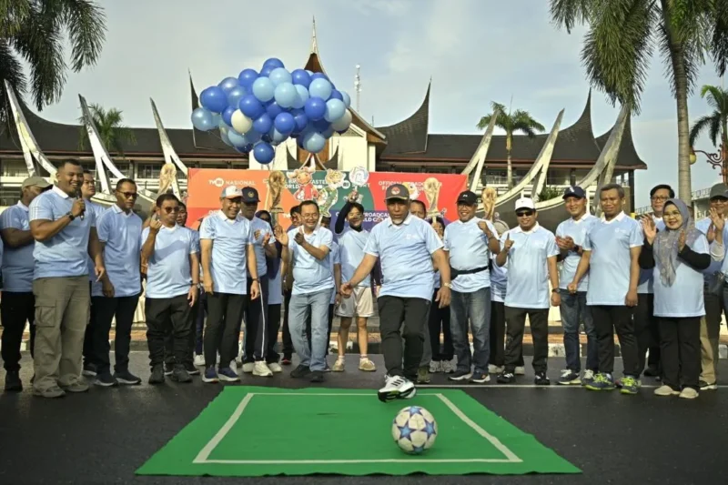 Gubernur Sumbar Mahyeldi Ansharullah menghadiri kick-off penyiaran Piala Dunia FIFA World Cup 2026 oleh TVRI Sumbar di Jalan Sudirman, Kota Padang, Minggu (1/2/2026). (Foto: ADPSB)