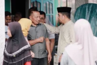 Wali Kota Solok, Dr. Ramadhani Kirana Putra mengunjungi lokasi kebakaran di Kelurahan Simpang Rumbio, Minggu (1/2/2025). (Foto: Prokopim Solok)