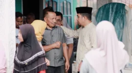 Wali Kota Solok, Dr. Ramadhani Kirana Putra mengunjungi lokasi kebakaran di Kelurahan Simpang Rumbio, Minggu (1/2/2025). (Foto: Prokopim Solok)