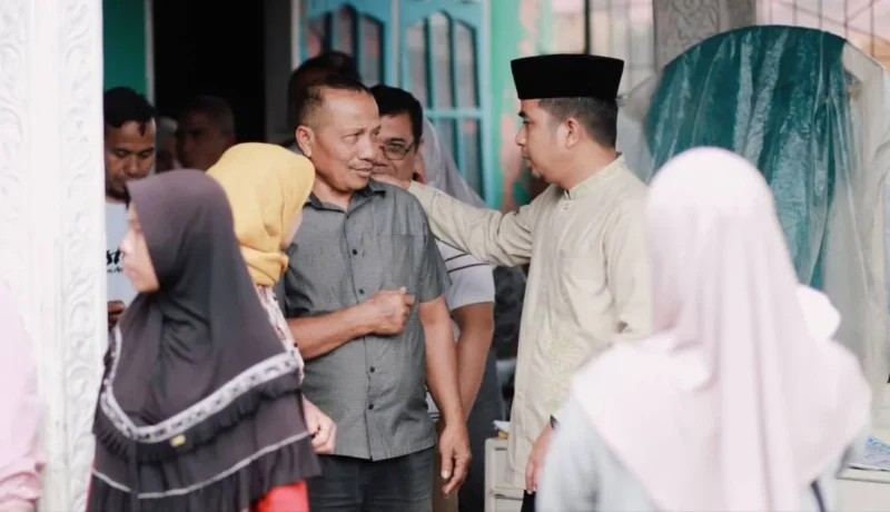 Wali Kota Solok, Dr. Ramadhani Kirana Putra mengunjungi lokasi kebakaran di Kelurahan Simpang Rumbio, Minggu (1/2/2025). (Foto: Prokopim Solok)