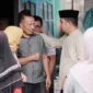 Wali Kota Solok, Dr. Ramadhani Kirana Putra mengunjungi lokasi kebakaran di Kelurahan Simpang Rumbio, Minggu (1/2/2025). (Foto: Prokopim Solok)