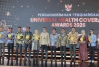 Kepala Dinas Kesehatan Kota Padang, dr. Srikurnia Yati mewakili Wali Kota menerima UHC Award 2026 di Jakarta pada 27 Januari 2026. (Foto: Diskominfo Padang)