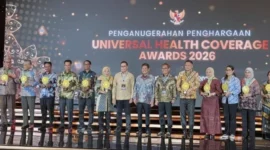 Kepala Dinas Kesehatan Kota Padang, dr. Srikurnia Yati mewakili Wali Kota menerima UHC Award 2026 di Jakarta pada 27 Januari 2026. (Foto: Diskominfo Padang)