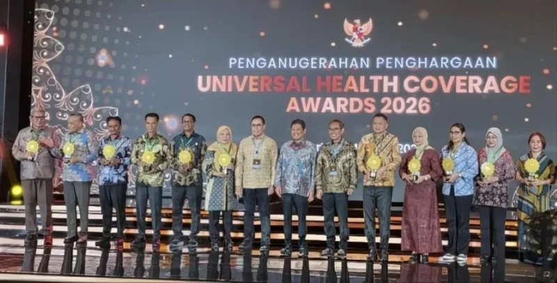 Kepala Dinas Kesehatan Kota Padang, dr. Srikurnia Yati mewakili Wali Kota menerima UHC Award 2026 di Jakarta pada 27 Januari 2026. (Foto: Diskominfo Padang)