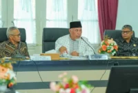 Gubernur Sumbar, Mahyeldi Ansharullah saat menerima kunjungan kerja Komisi II DPR RI di Auditorium Gubernuran, Padang, Jumat (20/2/2026). (Foto: ADPSB)