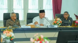 Gubernur Sumbar, Mahyeldi Ansharullah saat menerima kunjungan kerja Komisi II DPR RI di Auditorium Gubernuran, Padang, Jumat (20/2/2026). (Foto: ADPSB)