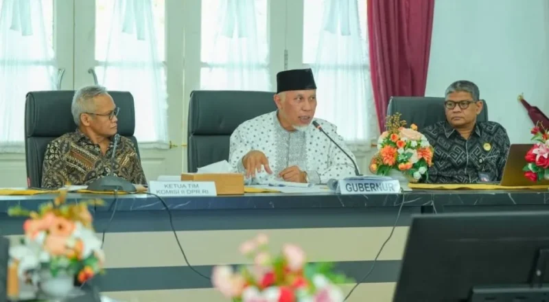 Gubernur Sumbar, Mahyeldi Ansharullah saat menerima kunjungan kerja Komisi II DPR RI di Auditorium Gubernuran, Padang, Jumat (20/2/2026). (Foto: ADPSB)