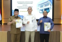 Wakil Wali Kota Padang Maigus Nasir didampingi Ketua DPRD Muharlion menerima LHP dari BPK RI Sumbar di Aula Kantor BPK Sumbar, Selasa (10/2). (Foto: Prokokpim Padang)