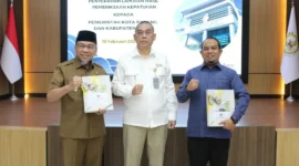 Wakil Wali Kota Padang Maigus Nasir didampingi Ketua DPRD Muharlion menerima LHP dari BPK RI Sumbar di Aula Kantor BPK Sumbar, Selasa (10/2). (Foto: Prokokpim Padang)