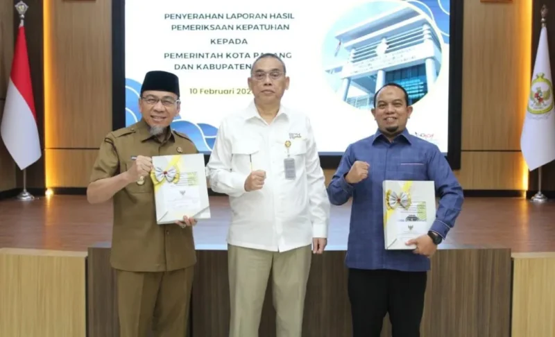 Wakil Wali Kota Padang Maigus Nasir didampingi Ketua DPRD Muharlion menerima LHP dari BPK RI Sumbar di Aula Kantor BPK Sumbar, Selasa (10/2). (Foto: Prokokpim Padang)