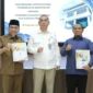 Wakil Wali Kota Padang Maigus Nasir didampingi Ketua DPRD Muharlion menerima LHP dari BPK RI Sumbar di Aula Kantor BPK Sumbar, Selasa (10/2). (Foto: Prokokpim Padang)