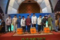Wali Kota Padang Fadly Amran bersama Wakil Wali Kota Maigus Nasir, Ustad Hilman Fauzi, unsur Forkopimda Padang dan Sumbar memukul gendang tabuh tanda dilaunchingnya Pesantren Ramadhan 1447 H di Masjid Raya Syekh Ahmad Khatib Al-Minangkabawi Sumatera Barat, Jumat (6/2/2026). (Foto: Prokopim Padang)