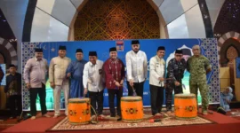 Wali Kota Padang Fadly Amran bersama Wakil Wali Kota Maigus Nasir, Ustad Hilman Fauzi, unsur Forkopimda Padang dan Sumbar memukul gendang tabuh tanda dilaunchingnya Pesantren Ramadhan 1447 H di Masjid Raya Syekh Ahmad Khatib Al-Minangkabawi Sumatera Barat, Jumat (6/2/2026). (Foto: Prokopim Padang)