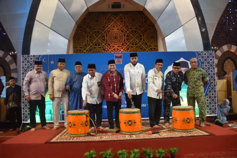 Wali Kota Padang Fadly Amran bersama Wakil Wali Kota Maigus Nasir, Ustad Hilman Fauzi, unsur Forkopimda Padang dan Sumbar memukul gendang tabuh tanda dilaunchingnya Pesantren Ramadhan 1447 H di Masjid Raya Syekh Ahmad Khatib Al-Minangkabawi Sumatera Barat, Jumat (6/2/2026). (Foto: Prokopim Padang)