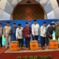 Wali Kota Padang Fadly Amran bersama Wakil Wali Kota Maigus Nasir, Ustad Hilman Fauzi, unsur Forkopimda Padang dan Sumbar memukul gendang tabuh tanda dilaunchingnya Pesantren Ramadhan 1447 H di Masjid Raya Syekh Ahmad Khatib Al-Minangkabawi Sumatera Barat, Jumat (6/2/2026). (Foto: Prokopim Padang)