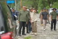 Sekretaris Daerah Provinsi Sumbar, Arry Yuswandi saat meninjau langsung progres perbaikan jalan Lembah Anai di Kabupaten Tanah Datar, Senin (16/2/2026). (Foto: ADPSB)