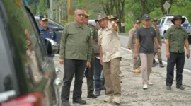 Sekretaris Daerah Provinsi Sumbar, Arry Yuswandi saat meninjau langsung progres perbaikan jalan Lembah Anai di Kabupaten Tanah Datar, Senin (16/2/2026). (Foto: ADPSB)