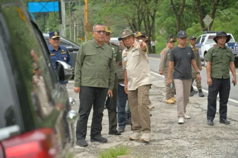 Sekretaris Daerah Provinsi Sumbar, Arry Yuswandi saat meninjau langsung progres perbaikan jalan Lembah Anai di Kabupaten Tanah Datar, Senin (16/2/2026). (Foto: ADPSB)