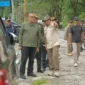 Sekretaris Daerah Provinsi Sumbar, Arry Yuswandi saat meninjau langsung progres perbaikan jalan Lembah Anai di Kabupaten Tanah Datar, Senin (16/2/2026). (Foto: ADPSB)