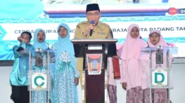Wakil Wali Kota Padang Maigus Nasir membuka Lomba Cerdas Quran Tingkat SD dan SMP sederajat se-Kota Padang Tahun 2026 di Gedung Bagindo Aziz Chan Youth Center, Senin (9/2/2026). (Foto: Prokopim Padang)