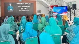 Ketua TP PKK Kota, Ny. Maria Feronika Hendri membuka Lomba Kader Dasawisma Tingkat Kota Padang Panjang 2026 di Aula Sekretariat TP PKK Kita, Senin (2/2/2026). (Foto: Kominfo Padang Panjang)