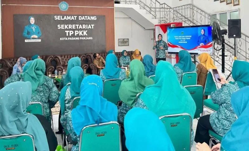 Ketua TP PKK Kota, Ny. Maria Feronika Hendri membuka Lomba Kader Dasawisma Tingkat Kota Padang Panjang 2026 di Aula Sekretariat TP PKK Kita, Senin (2/2/2026). (Foto: Kominfo Padang Panjang)