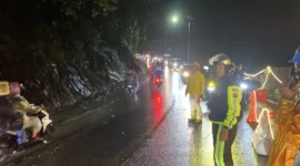 Polres Padang Panjang memberlakukan sistem buka tutup di kawasan longsor Lembah Anai Km 66,7, Sabtu (14/2/2026). (Foto: Satlantas Polres Padang Panjang)
