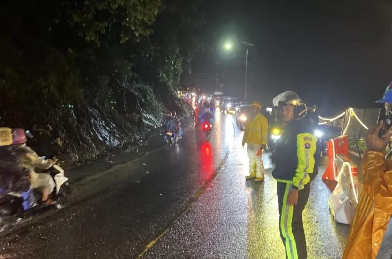 Polres Padang Panjang memberlakukan sistem buka tutup di kawasan longsor Lembah Anai Km 66,7, Sabtu (14/2/2026). (Foto: Satlantas Polres Padang Panjang)