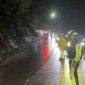 Polres Padang Panjang memberlakukan sistem buka tutup di kawasan longsor Lembah Anai Km 66,7, Sabtu (14/2/2026). (Foto: Satlantas Polres Padang Panjang)