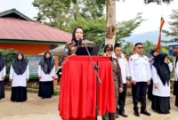 Plt Kasat Pol PP–Damkar Solok Selatan, Mimi Ariesma Putri memimpin upacara di MAN 1 Solsel, Senin (9/2/2026). (Foto: Pemkab Solsel)