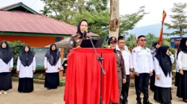 Plt Kasat Pol PP–Damkar Solok Selatan, Mimi Ariesma Putri memimpin upacara di MAN 1 Solsel, Senin (9/2/2026). (Foto: Pemkab Solsel)
