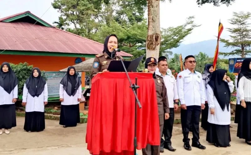 Plt Kasat Pol PP–Damkar Solok Selatan, Mimi Ariesma Putri memimpin upacara di MAN 1 Solsel, Senin (9/2/2026). (Foto: Pemkab Solsel)