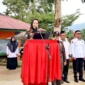 Plt Kasat Pol PP–Damkar Solok Selatan, Mimi Ariesma Putri memimpin upacara di MAN 1 Solsel, Senin (9/2/2026). (Foto: Pemkab Solsel)