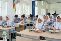 Program Makan Bergizi Gratis (MBG) selama puasa di Kota Padang tetap berjalan. Siswa ambil paket makanan ringan di sekolah setiap Senin dan Jumat. (Foto: Diskominfo Padang)