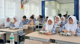 Program Makan Bergizi Gratis (MBG) selama puasa di Kota Padang tetap berjalan. Siswa ambil paket makanan ringan di sekolah setiap Senin dan Jumat. (Foto: Diskominfo Padang)