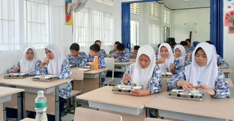 Program Makan Bergizi Gratis (MBG) selama puasa di Kota Padang tetap berjalan. Siswa ambil paket makanan ringan di sekolah setiap Senin dan Jumat. (Foto: Diskominfo Padang)