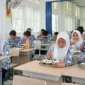 Program Makan Bergizi Gratis (MBG) selama puasa di Kota Padang tetap berjalan. Siswa ambil paket makanan ringan di sekolah setiap Senin dan Jumat. (Foto: Diskominfo Padang)