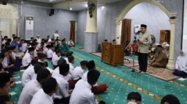 Wakil Wali Kota Padang, Maigus Nasir membuka kegiatan Pesantren Ramadhan 1447 H di Masjid Al-Munawarah, Kecamatan Nanggalo, Senin (23/2/2026). (Foto: Prokopim Padang)