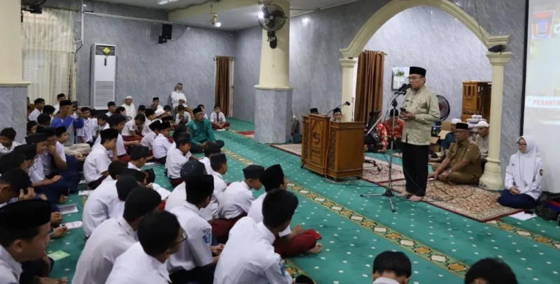 Wakil Wali Kota Padang, Maigus Nasir membuka kegiatan Pesantren Ramadhan 1447 H di Masjid Al-Munawarah, Kecamatan Nanggalo, Senin (23/2/2026). (Foto: Prokopim Padang)
