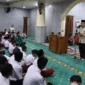 Wakil Wali Kota Padang, Maigus Nasir membuka kegiatan Pesantren Ramadhan 1447 H di Masjid Al-Munawarah, Kecamatan Nanggalo, Senin (23/2/2026). (Foto: Prokopim Padang)