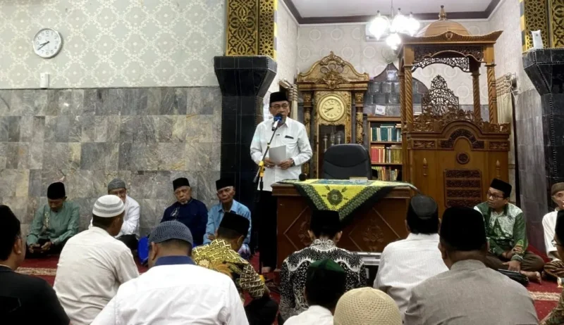 Wakil Wali Kota Padang Maigus Nasir saat Safari Ramadan Pemko Padang di Masjid Al-Hijriyah, Perumnas Siteba, Selasa (24/2/2026) malam. (Foto: Diskominfo Padang)