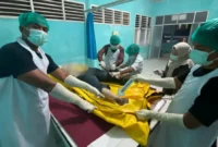 Tim Unit Identifikasi Satreskrim dan Pamapta I Polres Pessel dengan pendampingan dokter umum RSUD dr M Zein Painan, saat melakukan identifikasi korban. (Foto: Dok. Humas Polres Pessel)