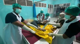 Tim Unit Identifikasi Satreskrim dan Pamapta I Polres Pessel dengan pendampingan dokter umum RSUD dr M Zein Painan, saat melakukan identifikasi korban. (Foto: Dok. Humas Polres Pessel)