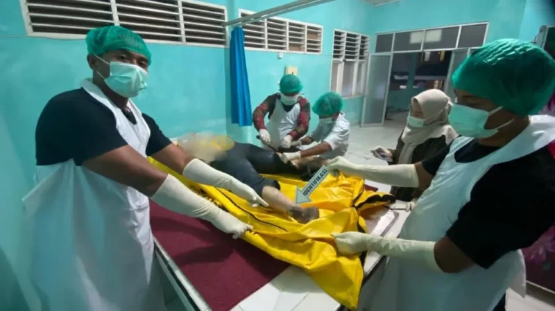 Tim Unit Identifikasi Satreskrim dan Pamapta I Polres Pessel dengan pendampingan dokter umum RSUD dr M Zein Painan, saat melakukan identifikasi korban. (Foto: Dok. Humas Polres Pessel)